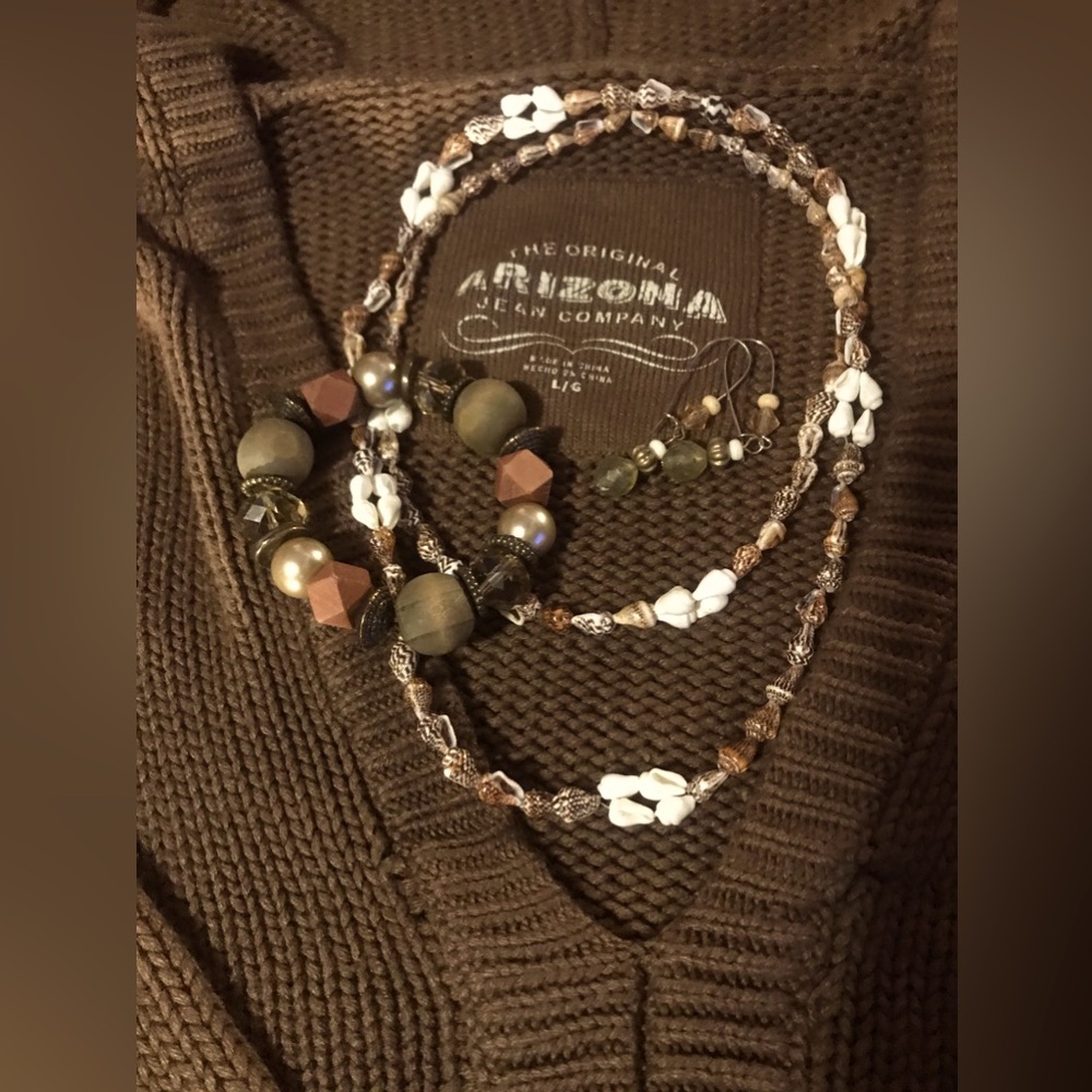 Brown Arizona hooded sweater/seashell necklace/wooden bracelet/drop earrings